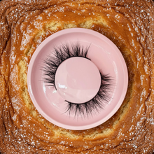 Load image into Gallery viewer, Butter Cake Eyelash Strips
