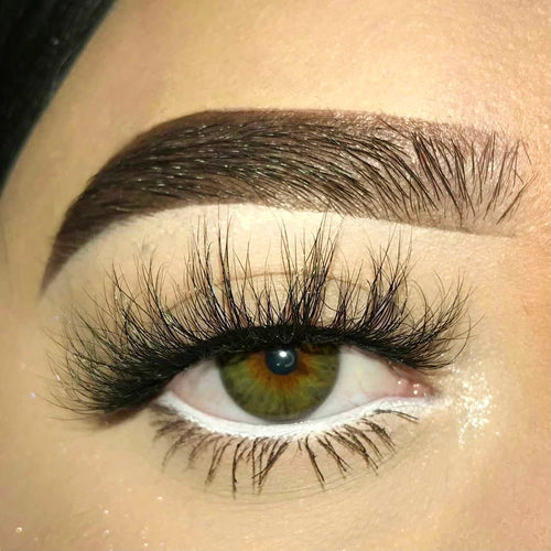 short natural looking mink lashes. lightweight strip lashes. fake eyelashes 